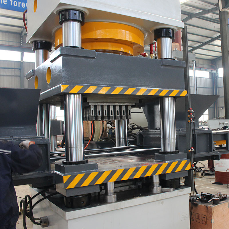 630噸四柱雙色魚餌壓塊機(jī)