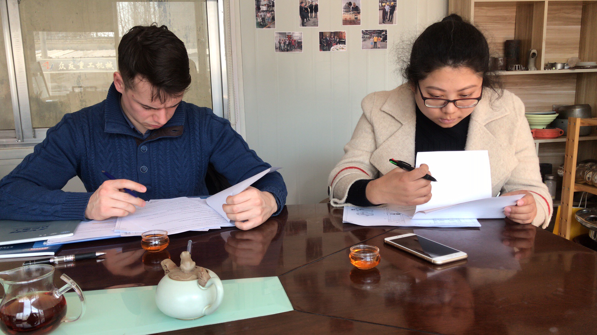 俄羅斯客戶來眾友重工油壓機(jī)廠家參觀合作