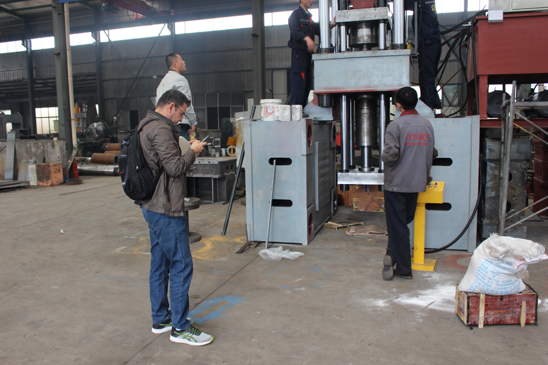 土耳其客戶來(lái)我公司驗(yàn)貨鹽磚機(jī)